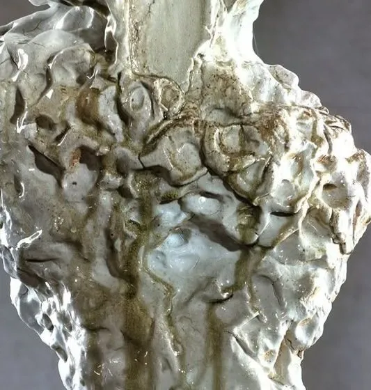 Detail hlavy a ramen s lesklou glazurou