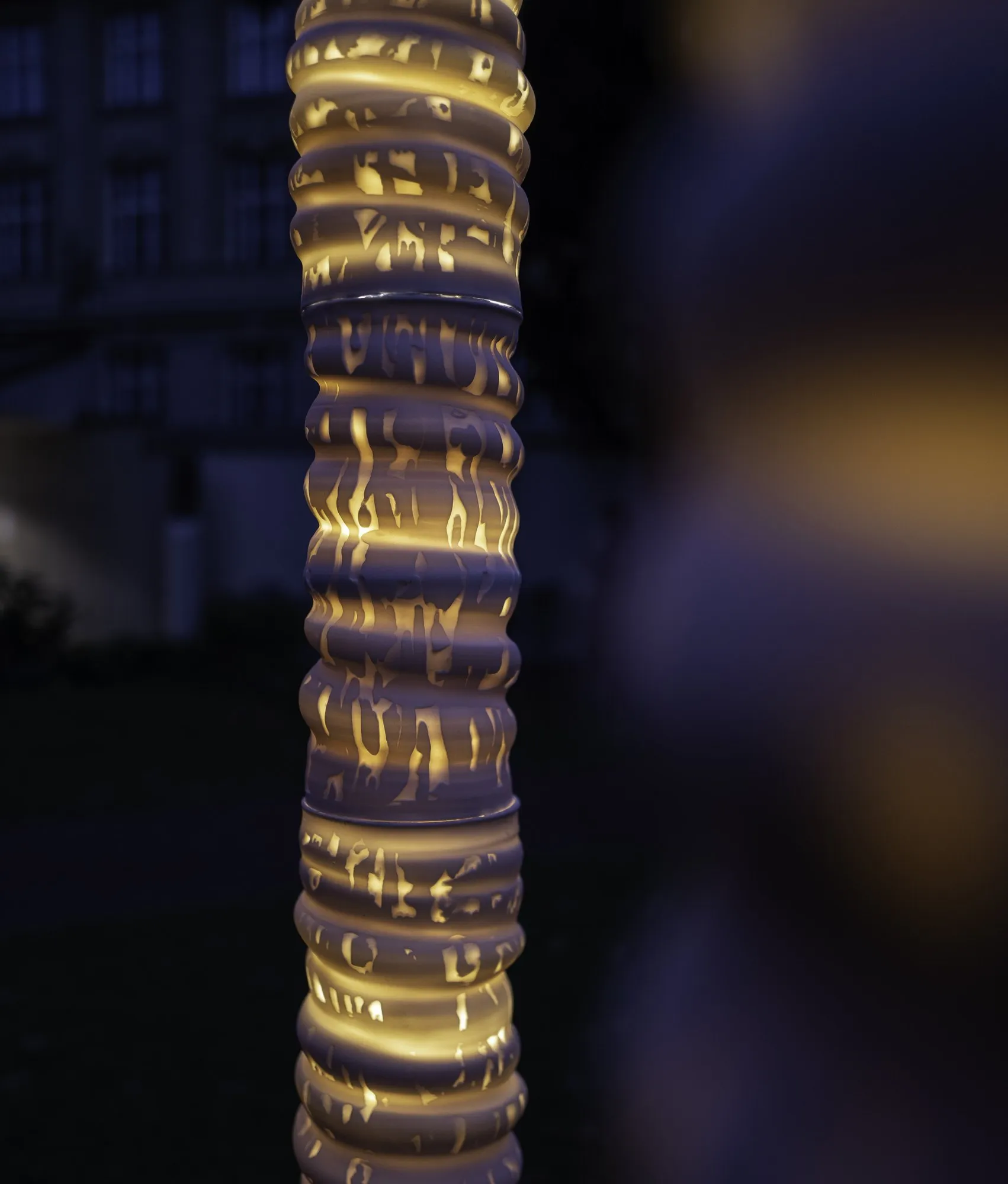 Detail svítícího sloupu z vrstvených porcelánových prstenců