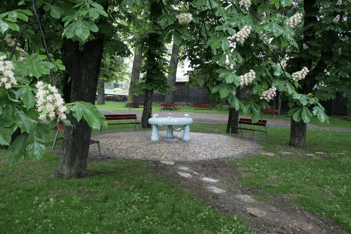 Pítko pod kvetoucími kaštany v parku Pernikářka