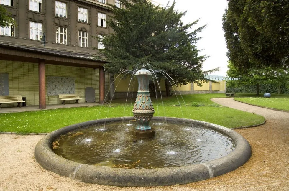 Fontána v kruhové nádrži v zahradě muzea